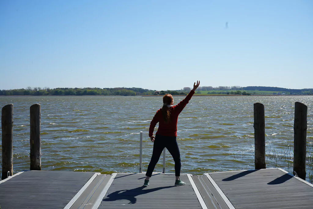 Qi Gong-Übung zur Harmonisierung der Psyche. Foto: Balmer See Hotel·Golf·Spa