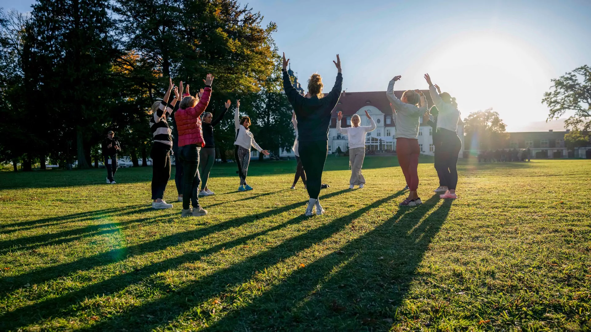 Yoga auf der Schlosswiese beim SpaCamp 2024. Foto: SpaCamp/Lukas Geu