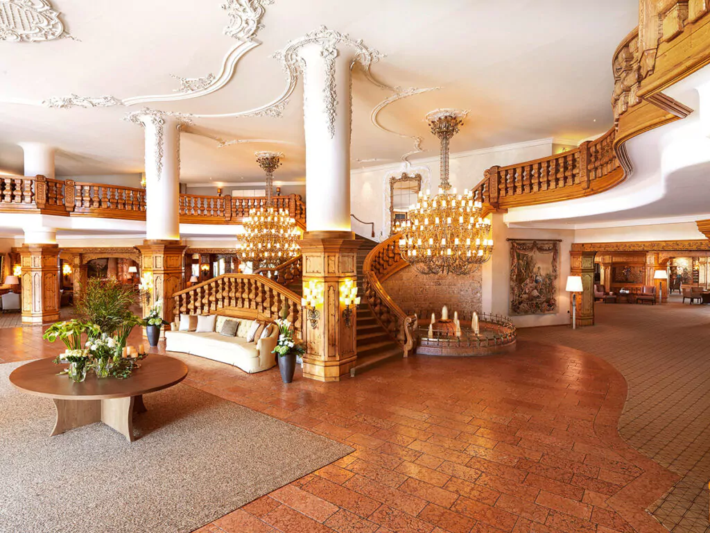 Die Hotelhalle im Interalpen-Hotel Tyrol. Foto: Interalpen-Hotel Tyrol