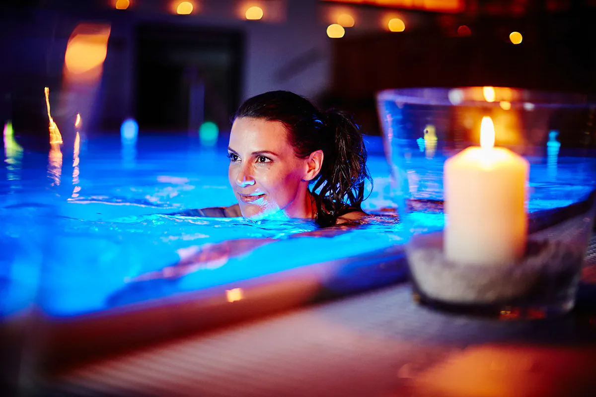 Candlelight Swimming im Interalpen Spa. Foto: Interalpen-Hotel Tyrol