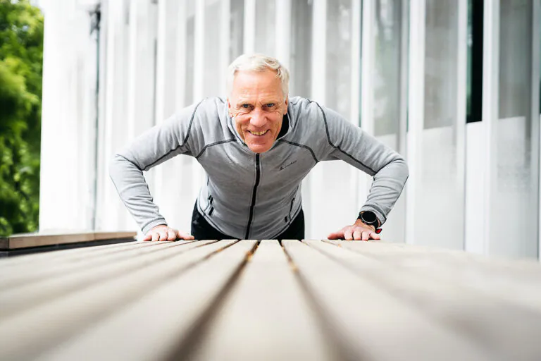 Bewegung genießen! Prof. Dr. Ingo Froböse auf der FIBO 2025. Foto: Sebastian Bahr