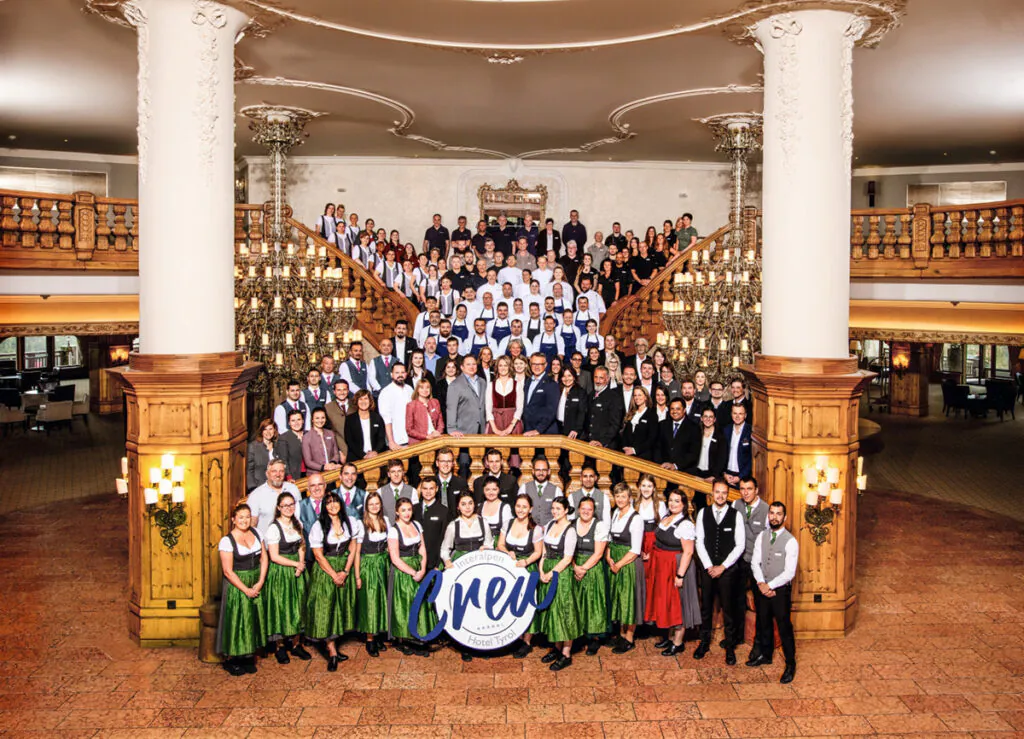 Die Hotel-Crew auf der Hoteltreppe. Foto: fotoHofer.ibk