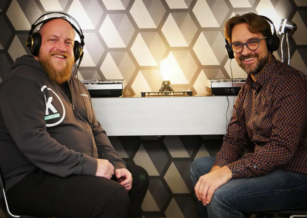 Armin Ziesemer und Thomas Böhlefeld bei ihrem Podcast „Mit Brille und Bart“. Foto: Mit Brille und Bart