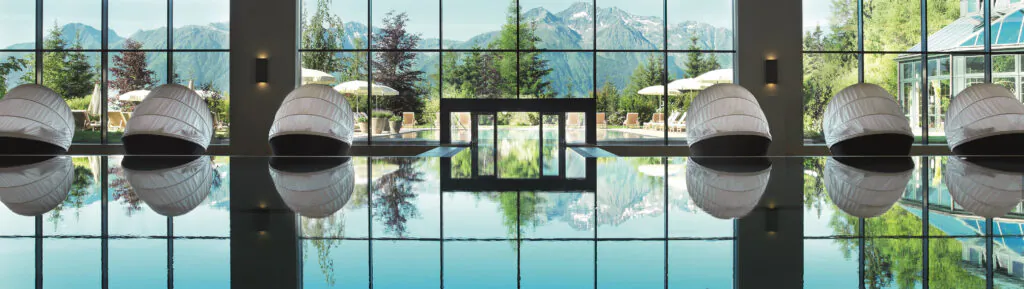 Blick vom Innenpool im Interalpen-Spa. Foto: Interalpen Hotel-Tyrol