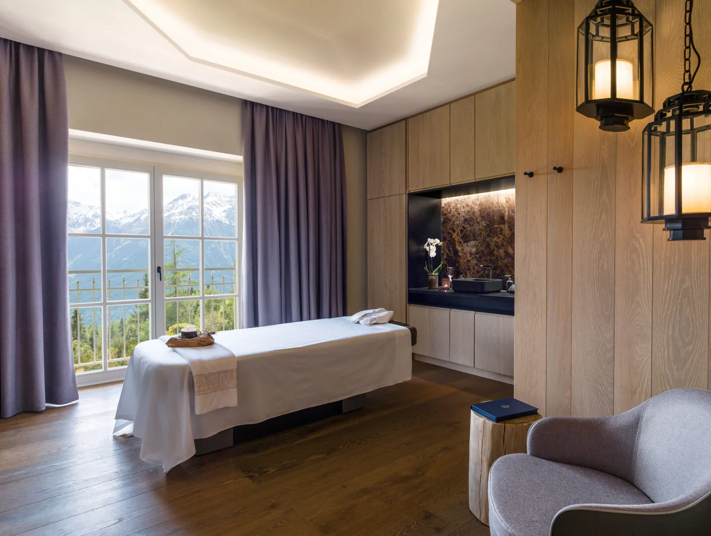 Spa Massageraum mit Ausblick. Foto: Interalpen-Hotel Tyrol