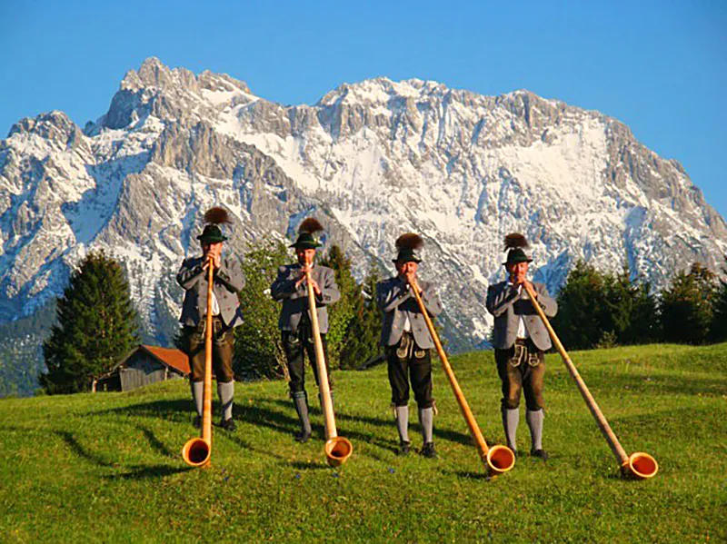 Einstimmung mit Alphörnern. Foto: Krüner Alphornbläser