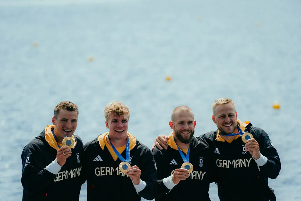 Max Lemke, Max Rendschmidt, Jacob Schopf und Tom Liebscher-Lucz mit ihren Goldmedaillen. Foto: Team Deutschland