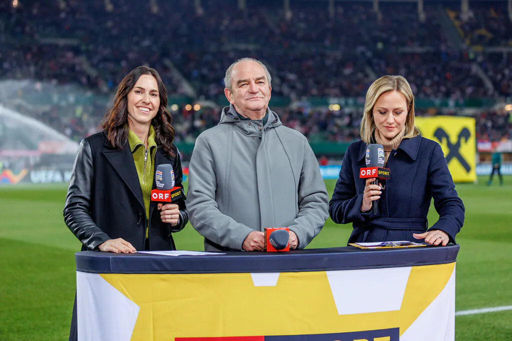 Viktoria Schnaderbeck als TV-Expertin beim ORF. Foto: ORF/Raimund Nics