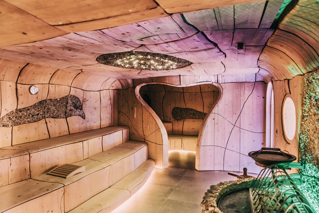 Die handgeschnitzte Sauna, Foto: Klosterbräu/Anja Koppitsch Photography