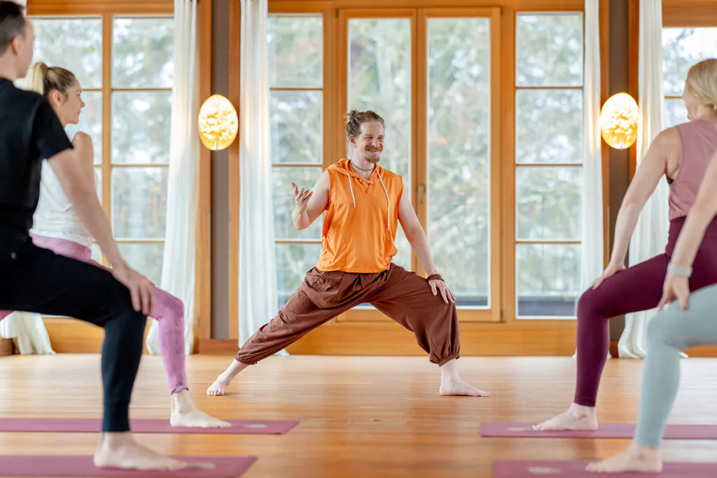 Yoga-Einheit mit Johannes Mikenda Foto: Schloss Elmau/Hanna Witte