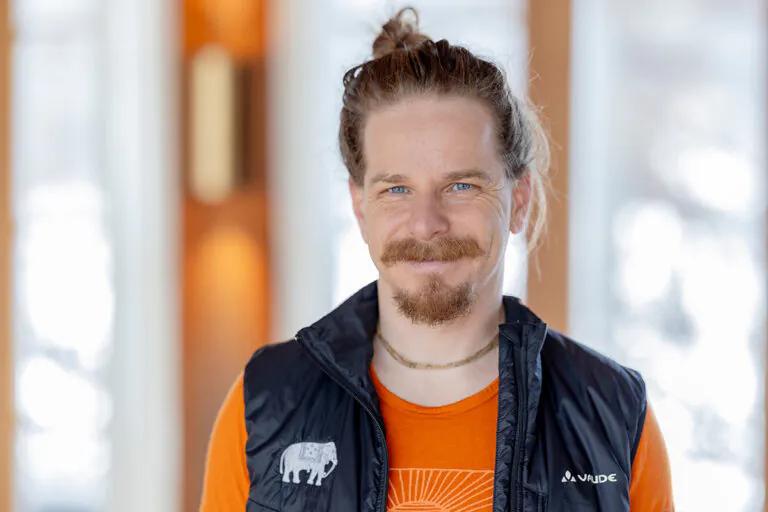 Johannes Mikenda, Head of Yoga & Wellbeing im Schloss Elmau. Foto: Schloss Elmau/Hanna Witte