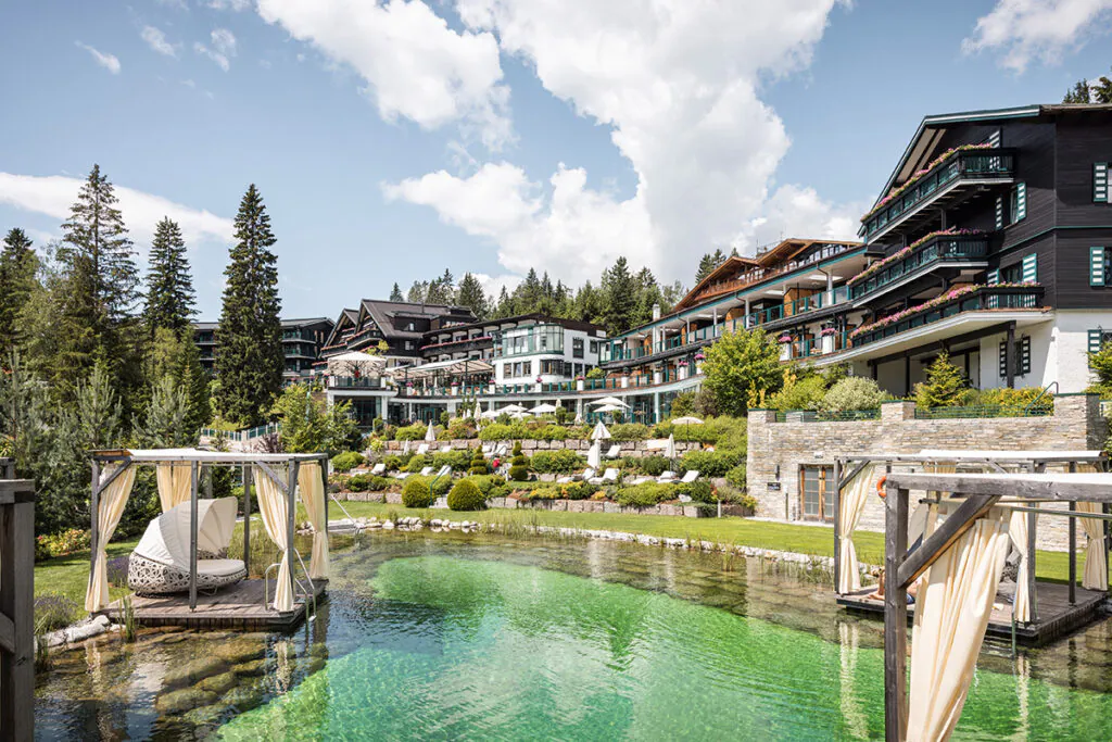 Das Alpin Resort Sacher mit großem Naturbadesee. Foto: Alpin Resort Sacher/David Johansson