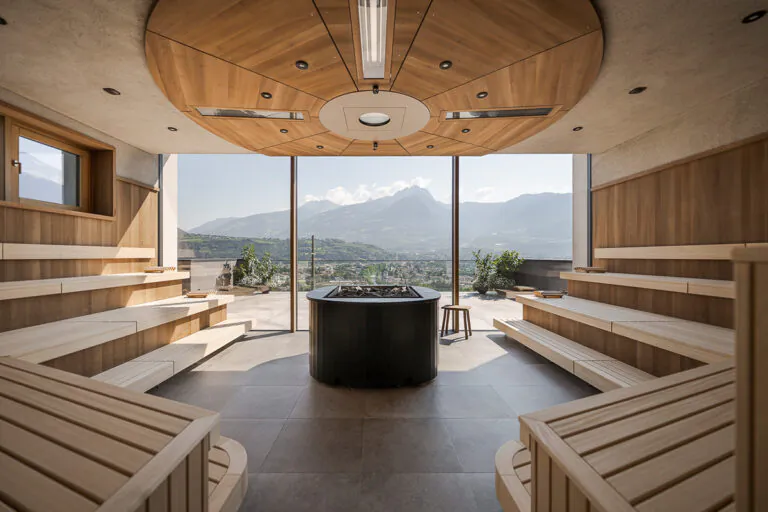 Panorama-Sauna mit Blick über Meran. Foto: La Maiena Meran Resort/Armin Terzer