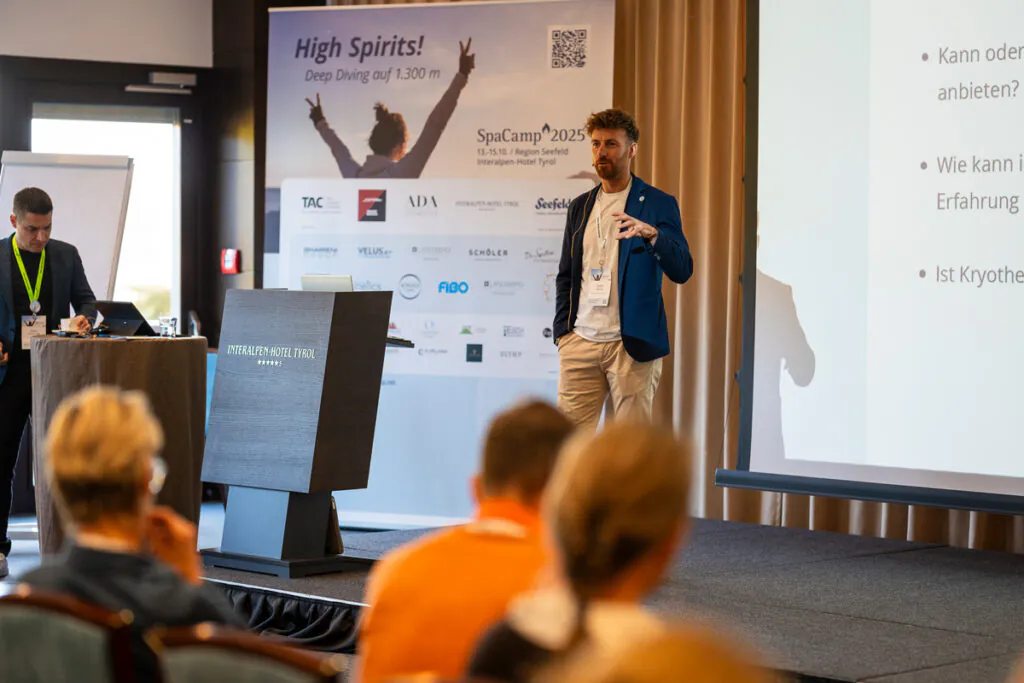 Diskussion "Longevity und Kryotherapie im modernen Spa-Hotel – ein Muss?“ mit Stefan Rainer. Foto: SpaCamp/Lukas Geu