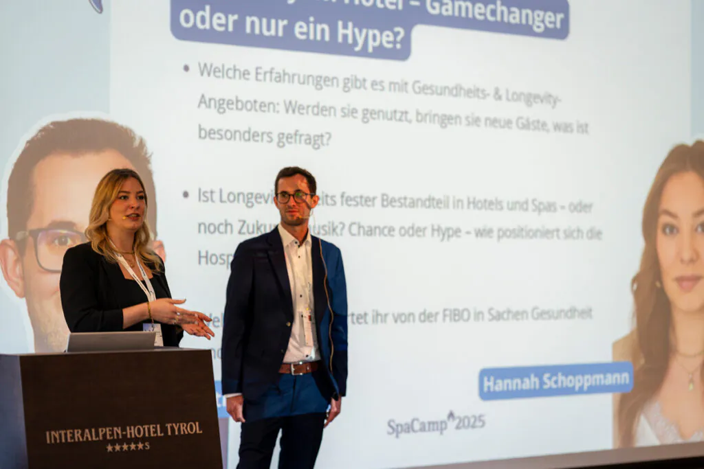 Diskussion „Longevity im Hotel – Gamechanger oder nur ein Hype?“ mit Hannah Schoppmann und Valentin Schneider. Foto: SpaCamp/Lukas Geu