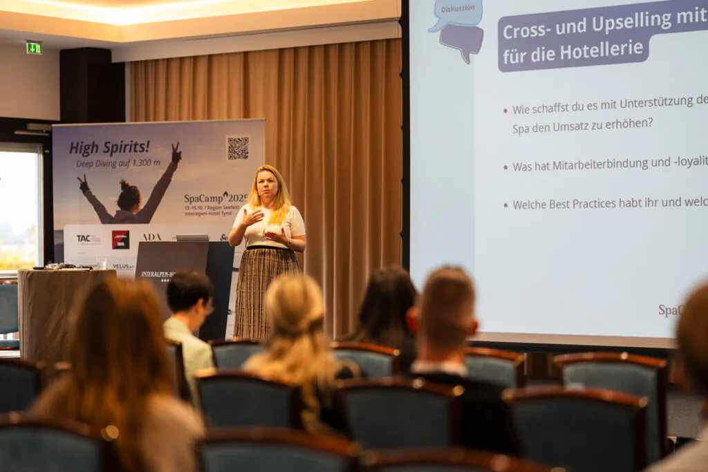 Diskussion „Cross- und Upselling mit Gespür für die Hotellerie“ mit Kathrin Fuchs. Foto: SpaCamp/Lukas Geu