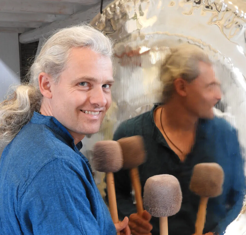 Klangexperte Tilman Sandkühler im Gespräch mit dem SpaCamp-Magazin. Foto: Atelier Sandkühler