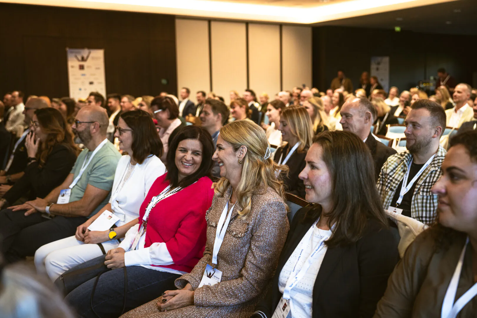 SpaCamp-Teilnehmer:innen - Plenum im großen Saal. Foto: SpaCamp/Lukas Geu