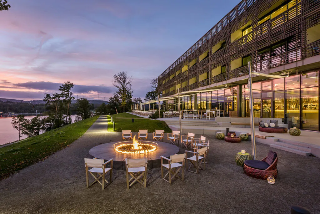 Seezeitlodge Hotel & Spa mit der Feuerstelle. Foto: Günter Standl