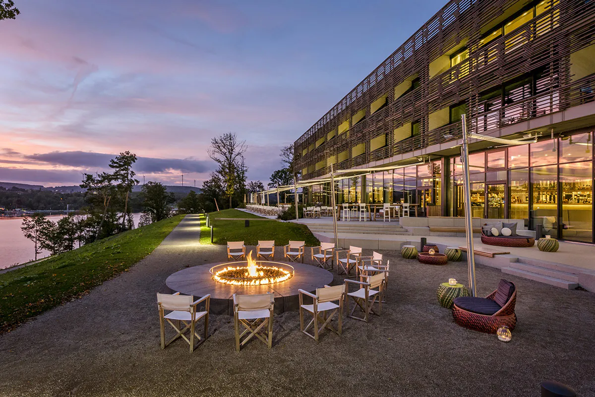 Seezeitlodge Hotel & Spa mit der Feuerstelle. Foto: Günter Standl