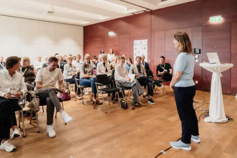 Eine echte "Herz. Haltung. Hände." Diskussion mit Renate Brandl im Raum 2. Foto: SpaCamp/Lisa Rettenbacher